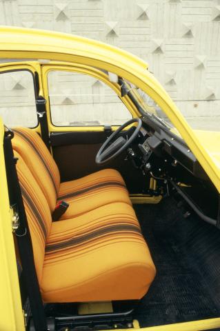 2cv6_1980_interieur.jpg